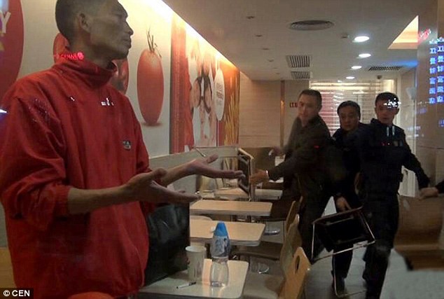 Nhờ thái độ tỉnh như ruồi, cô gái trẻ thoát khỏi mũi dao nhọn của tên cướp trong tích tắc